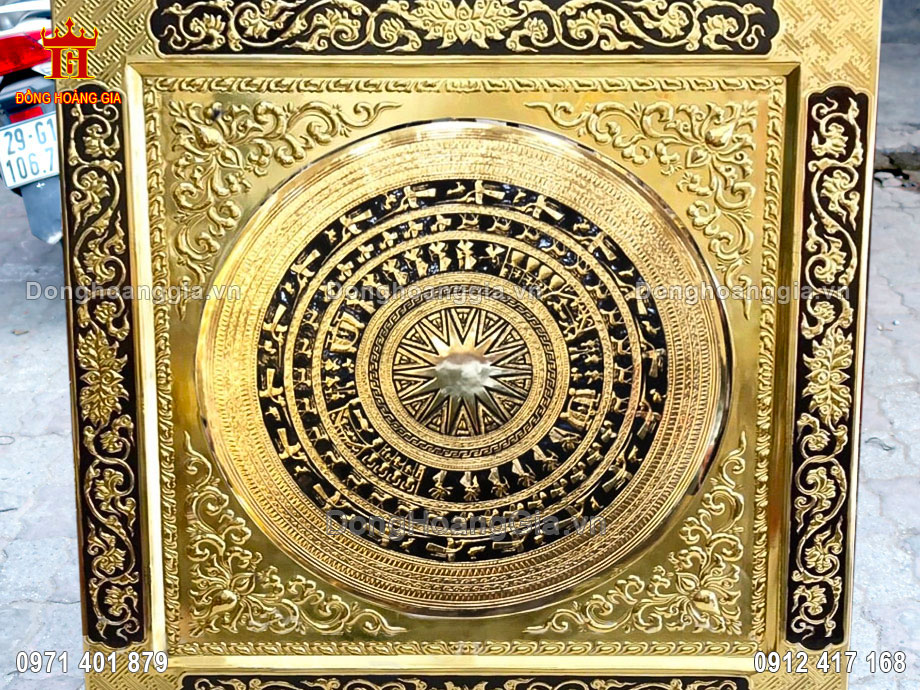 Từng đường nét trên bức tranh được chạm khắc tỉ mỉ và tinh xảo